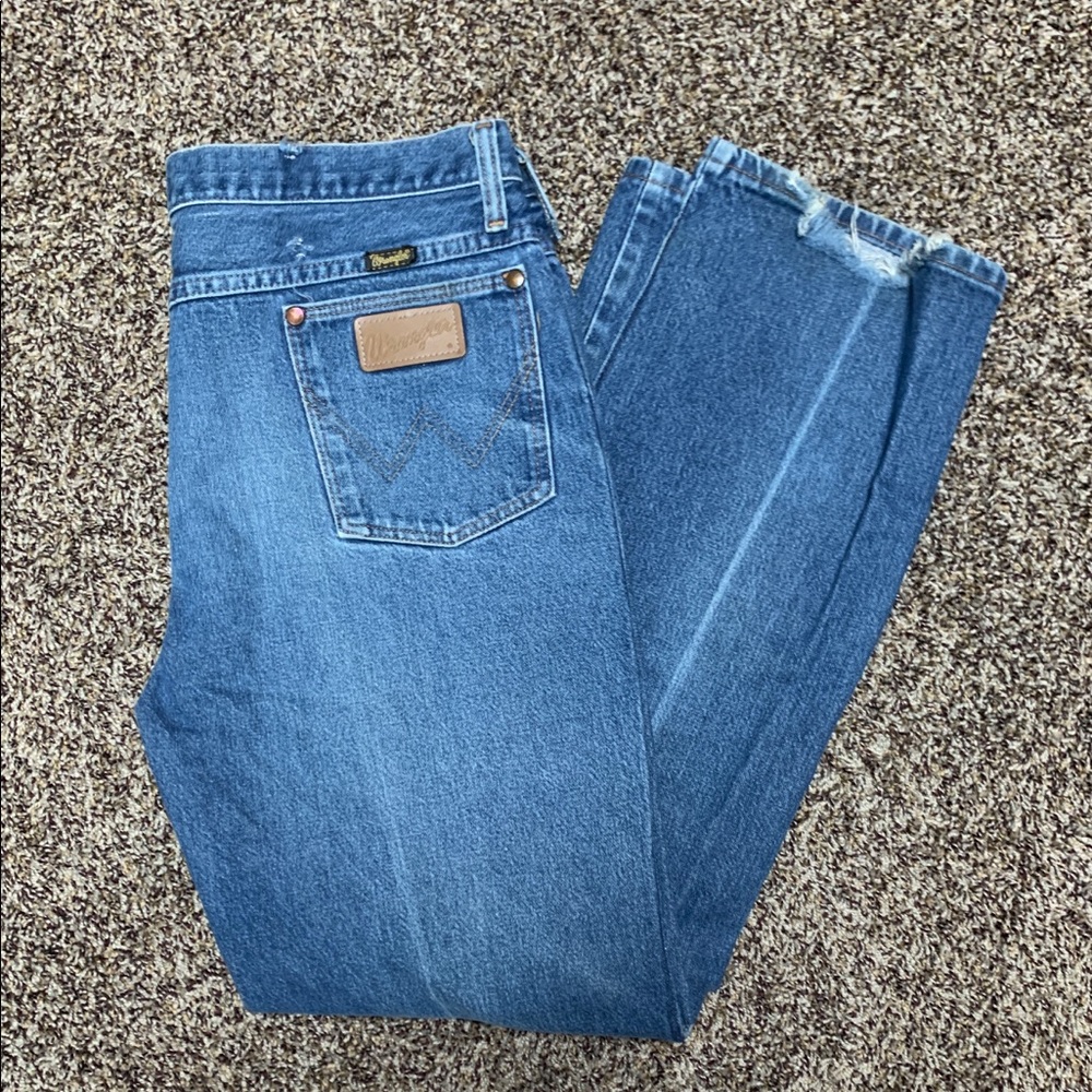 Wrangler 38 by 31. 1 3MWZ jeans.